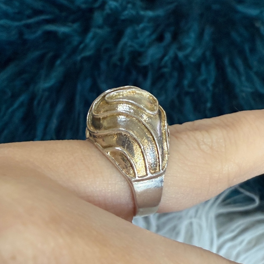 Sterling Silver VINTAGE Large textured Dome Ring size US 6 w/ raised wavy design